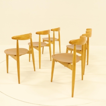 Heart dining set by Hans Wegner with 6 chairs and a table (7)