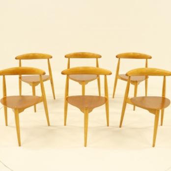 Heart dining set by Hans Wegner with 6 chairs and a table (8)