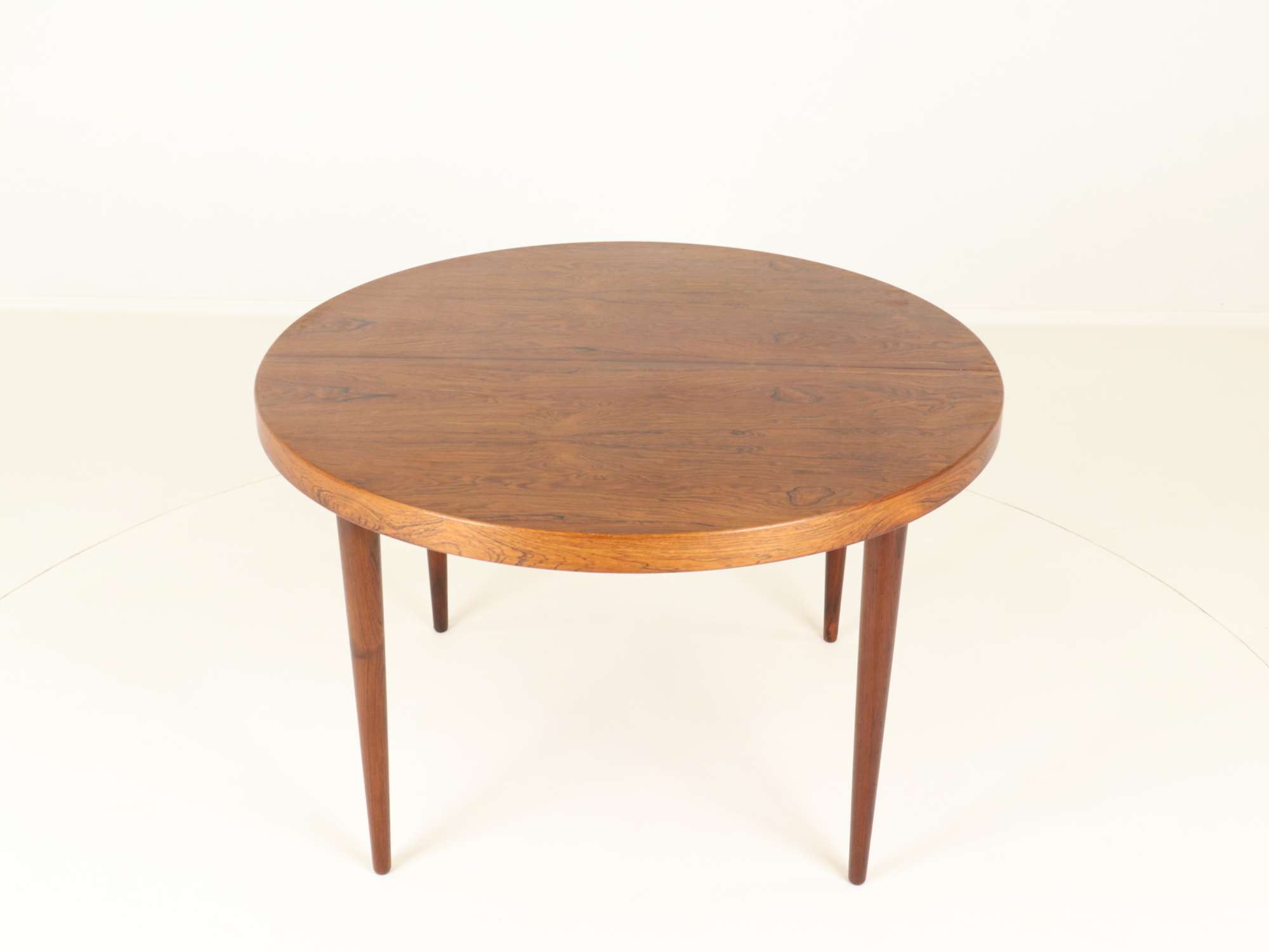 Round rosewood dining table model 56 by Andersen top view